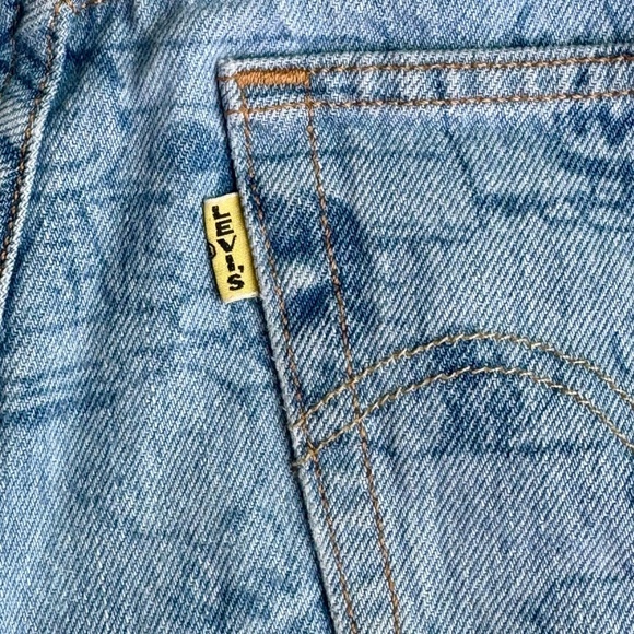 Levi’s x Peanuts Snoopy Print High-Rise Cutoff Denim Shorts Size W26 - Picture 15 of 16